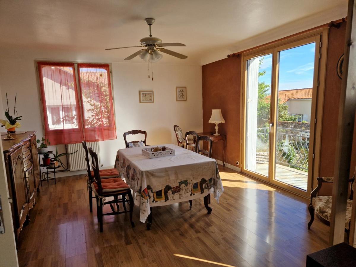 Chez David Apartment Bressuire Bagian luar foto
